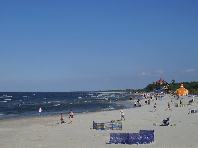 2. ŁebaObszar bałtyckiego wybrzeża między Łebą a Rowami to jeden z najpopularniejszych kierunków wakacyjnych. Nieopodal znajduje się Słowiński Park Narodowy,
