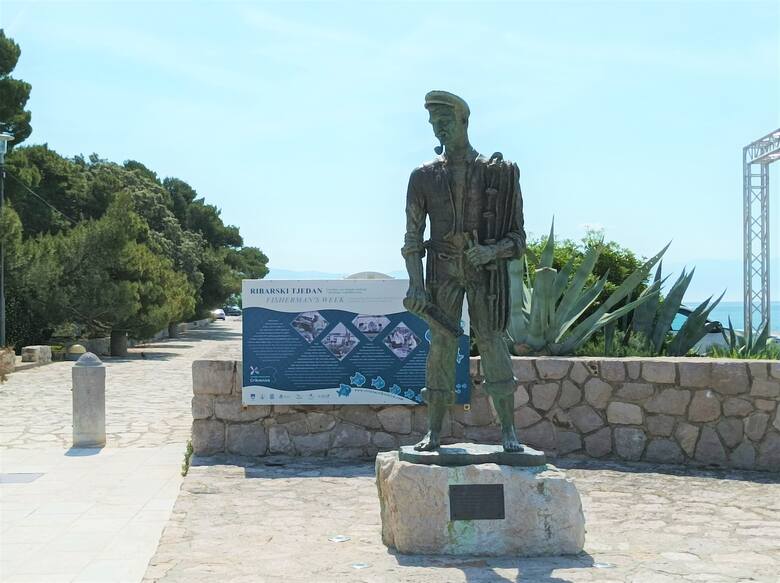 Przez długie wieki głównym źródłem utrzymania mieszkańców Crikvenicy było rybołówstwo. Na głównej przystani miasteczka stoi pomnik Rybaka.
