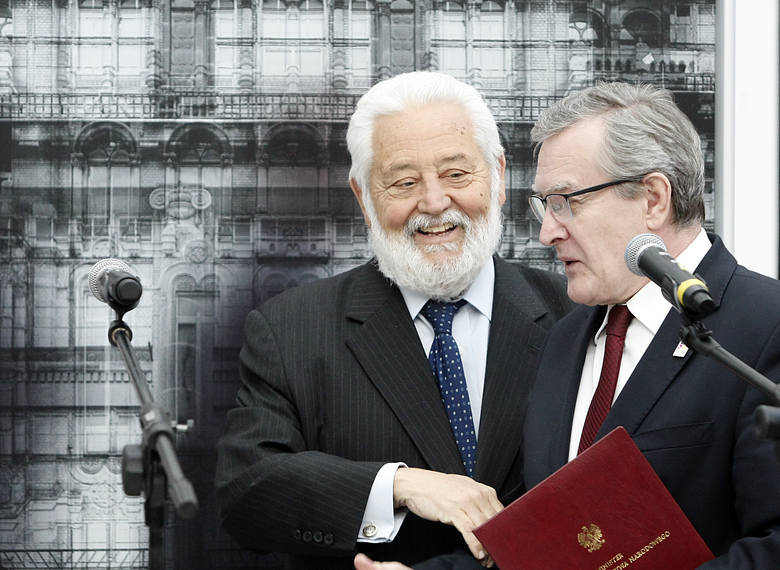 Wicepremier Piotr Gliński (z prawej) przekonuje do wystawy Expo w Łodzi Vicente Loscertalesa z BIE