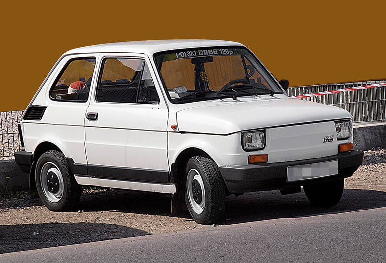 Fiat 126p FLW połowie lat 80. wprowadzono nowądeskę rozdzielczą z szeroką obudowąwskaźników oraz rozbudowane zderzakiz tworzywa. Osłony bocznych wlotówpowietrza