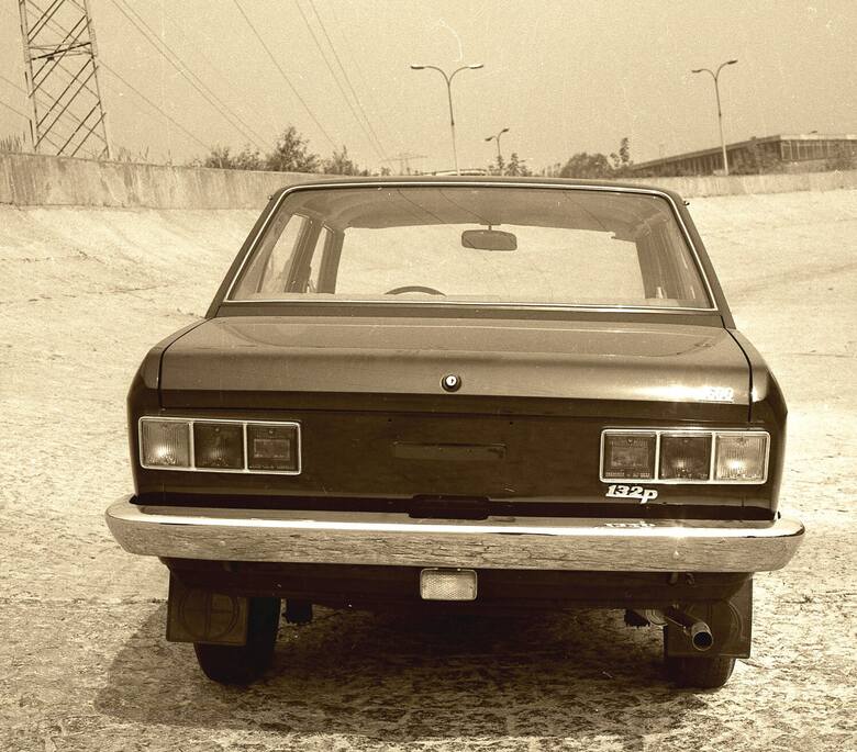 Jeden z pierwszych Polski Fiatów 132p zmontowanych w Warszawie. Wyjechał z hali fabrycznej na Żeraniu latem 1973 roku. Fotografia wykonana na torze testowych