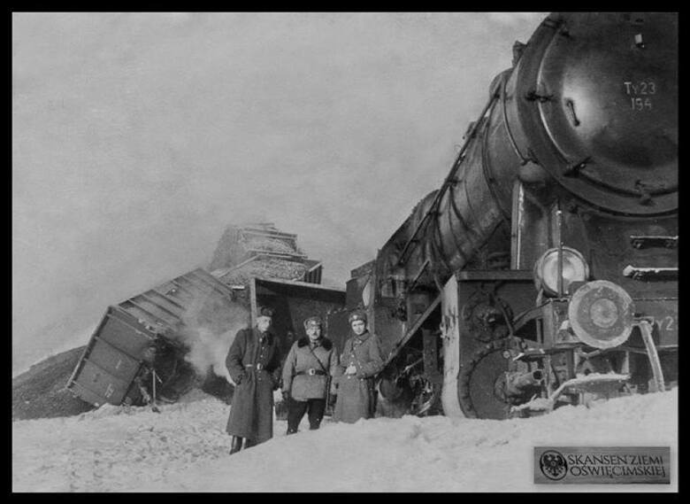 Zimą dochodziło i do takich dramatycznych wydarzeń. Na zdjęciu katastrofa kolejowa składu towarowego we Włosienicy koło Oświęcimia na przełomie lat 60