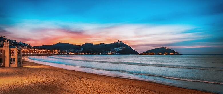 Piękna zatoka, morze piasku, ciepła woda i malownicze zachody słońca – to La Concha w Donostia - San Sebastián w Kraju Basków