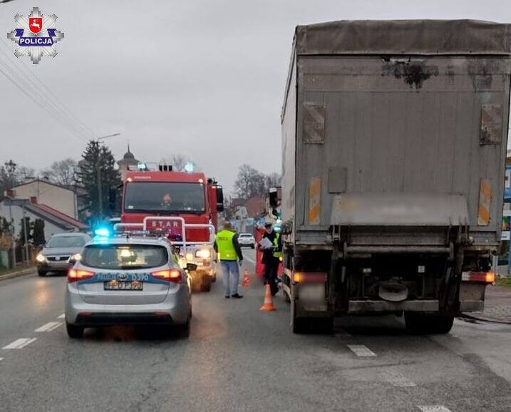 Śmiertelny wypadek w Końskowoli. Cofająca ciężarówka najechała na 69-latka stojącego w zatoczce autobusowej
