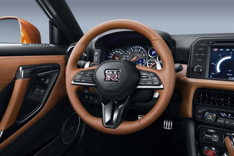 Nissan GT-R Silnik modelu GT‑R – 24‑zaworowa jednostka V6 o pojemności 3,8 litra z podwójnym turbodoładowaniem – rozwija moc 570 KM przy 6800 obr./min