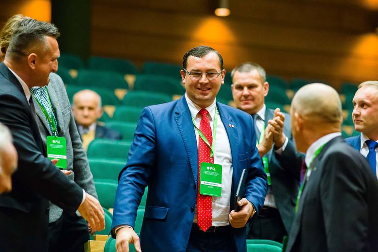 Wyniki wyborów na nowego szefa podlaskiego PSL były zaskoczeniem również dla wielu delegatów. Stefan Krajewski (po środku) pokonał faworyta - posła ludowców Mieczysława Baszkę.