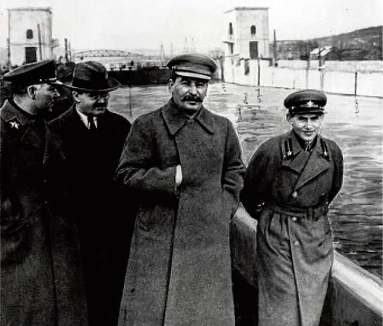 Klimient Woroszyłow, Wiaczesław Mołotow, Józef Stalin i Nikołaj Jeżow w latach 30.
