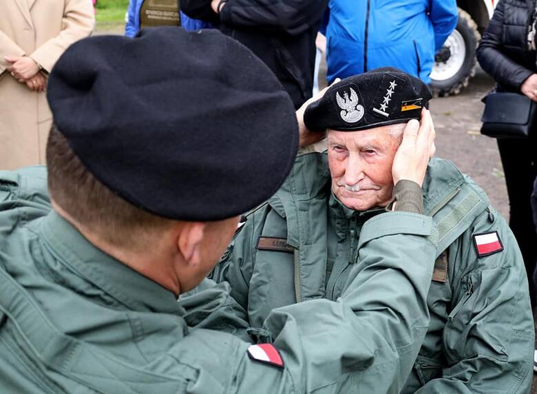 Żołnierze spełnili marzenie 106-letniego kapitana Tadeusza Lutaka, najstarszego żyjącego czołgisty Wojska Polskiego