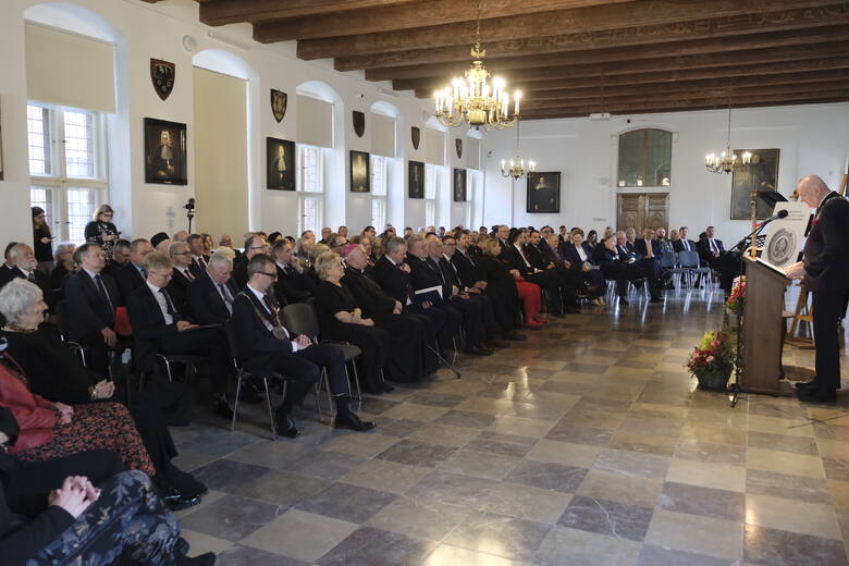 Toruńscy radni przenieśli się w czwartek do Sali Mieszczańskiej, gdzie wspólnie z zaproszonymi gośćmi celebrowali 550-lecie urodzin Mikołaja Kopernika. Goście najbardziej zasłużeni w pielęgnowaniu pamięci o wielkim astronomie, otrzymali okolicznościowe medale.