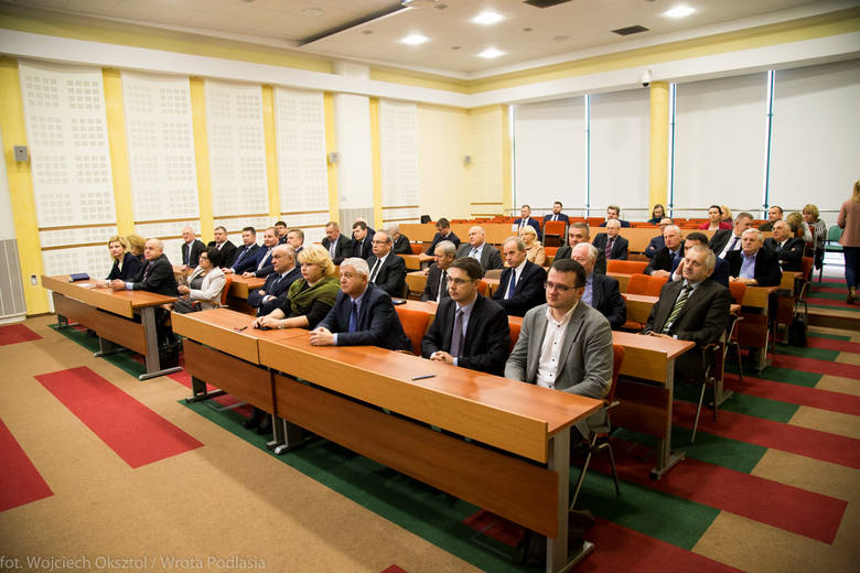 Przedstawiciele 42 samorządów z całego Podlasia podpisali umowy w urzędzie marszałkowskim.