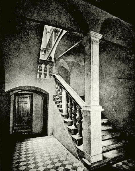Sień i schody w kamienicy Krauzowskiej na archiwalnej fotografii