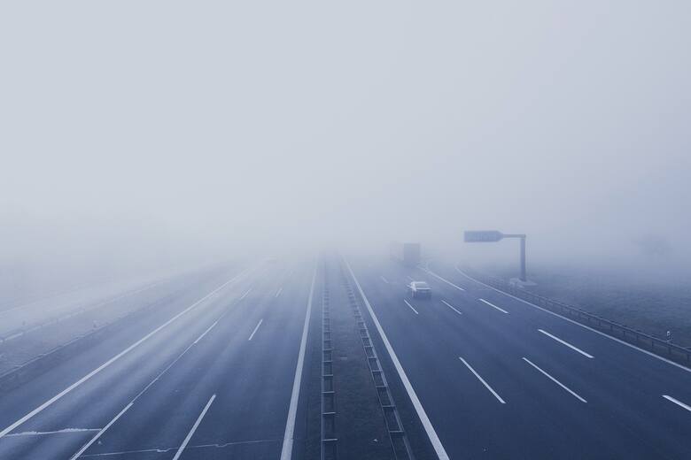 Uwaga, kierowcy! Synoptycy ostrzegają przed gęstą mgłą w Rzeszowie i 18 innych powiatach