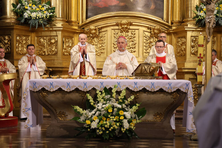 Biskup kielecki Jan Piotrowski przewodniczył mszy świętej w Bazylice Katedralnej