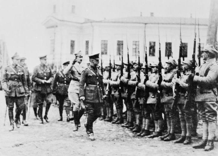 Batalion murmańczyków na apelu w Archangielsku w 1919 przed brytyjskim generałem Frederickiem Cuthbertem Poolem. Salutujący pułkownik to Stanisław D