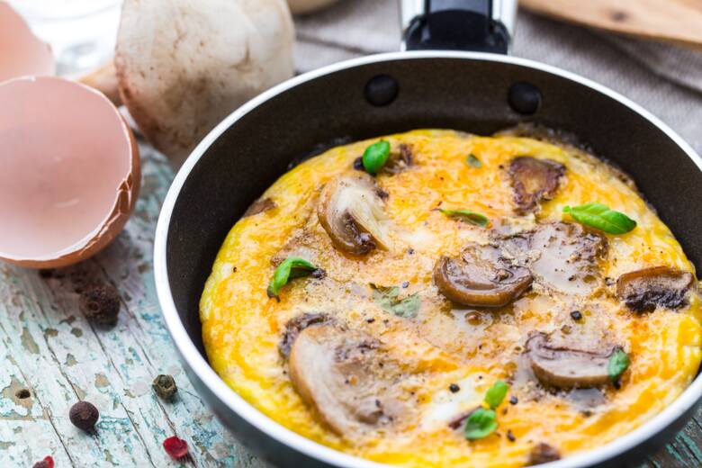 Domowy omlet z pieczarkami to sposób na szybkie i pożywne śniadanie.