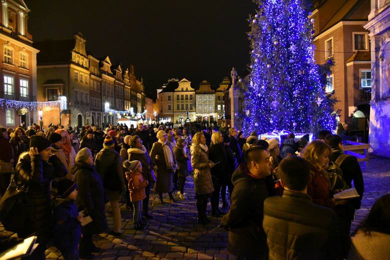 Najwięcej wzruszeń podczas poznańskiej cichej nocy wywołują ochotnicy, którzy śpiewają kolędę w swoim języku