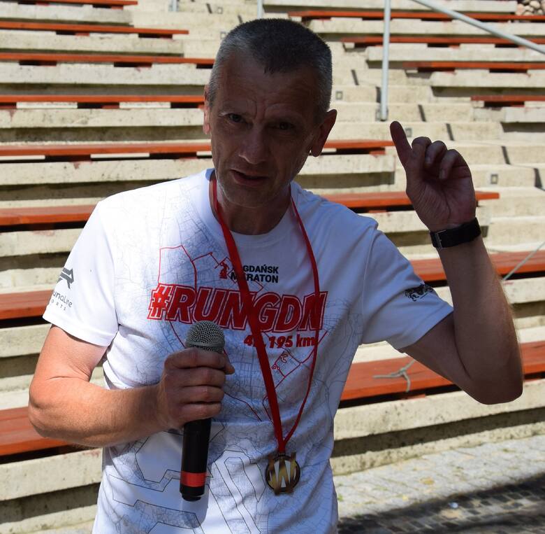 Pan Dariusz z Łagowa, zwycięzca biegu podczas festynu charytatywnego dla 15-letniej Wiktorii Janczak z Sieniawy