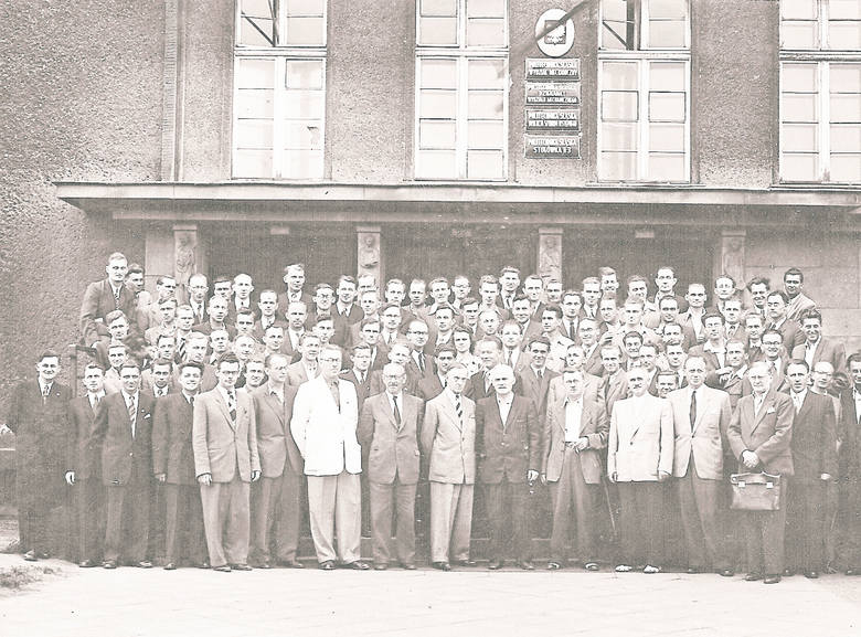 Komers pierwszych absolwentów Wydziału Mechanicznego, czerwiec 1949 r. Zdjęcie wykonano przed budynkiem przy ul. Konarskiego w Gliwicach