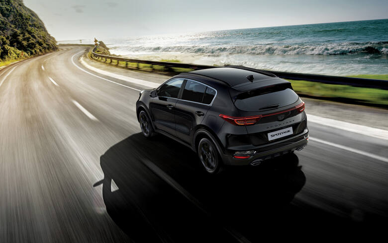 Kia Motors prezentuje właśnie swojego najpopularniejszego SUV-a – Sportage – w ekskluzywnej wersji Black Edition. Na zewnątrz znakiem rozpoznawczym tej