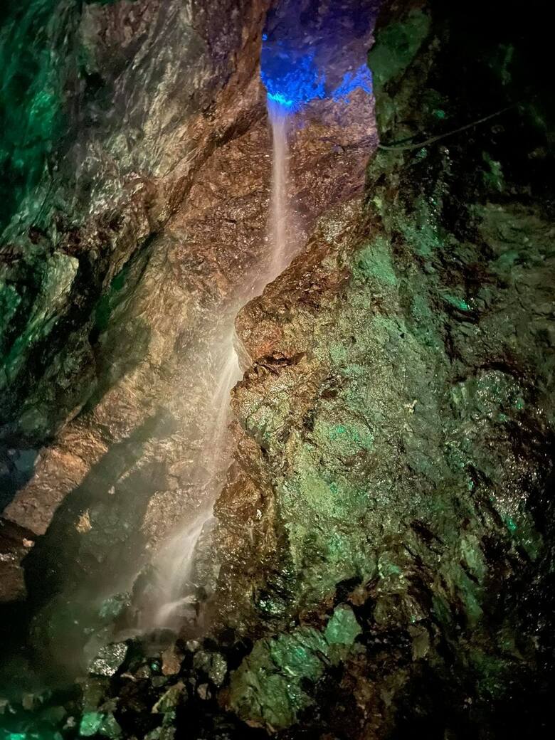 To jedyny w Polsce wodospad, który znajduje się pod ziemią. Woda spada tu z ośmiu metrów wysokości i jest dodatkowo oświetlana, co robi piorunujące wrażenie