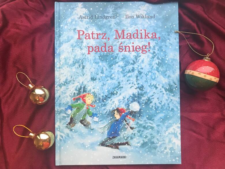 świąteczna książeczka - dzieci obsypują się śniegiem 