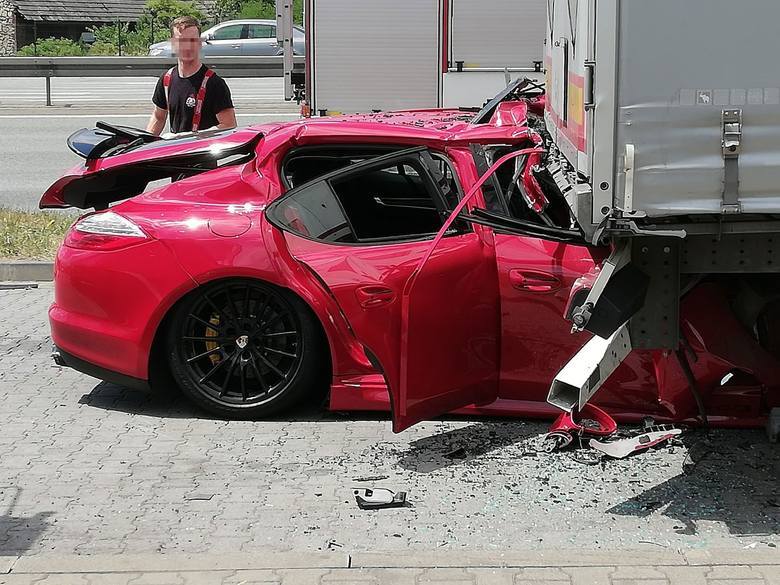 Fatalny wypadek na DK1 w Podwarpiu Porsche wjechało pod