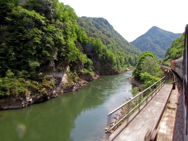 Pociąg jadący nad rzeką w Słowenii