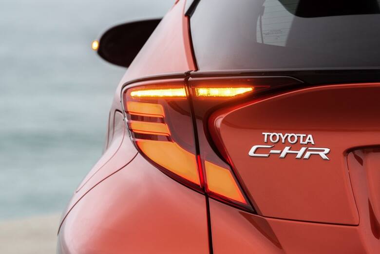 Toyota C-HRDo gamy napędów dołącza układ 2.0 Hybrid Dynamic Force o mocy 184 KM, który rozpędza crossovera od 0 do 100 km/h w 8,2 s. Jednocześnie w ofercie