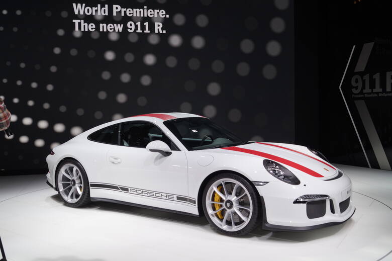 Porsche 911 RSpecjalna edycja auta limitowana jest do 991 egzemplarzy. Pojazd waży 1370 kg, co oznacza, że jest to obecnie najlżejsza wersja tego modeluFot.