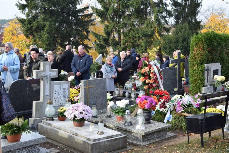 Miastko. Tysiące mieszkańców Miastka wzięło udział w mszy świętej na cmentarzu komunalnym.