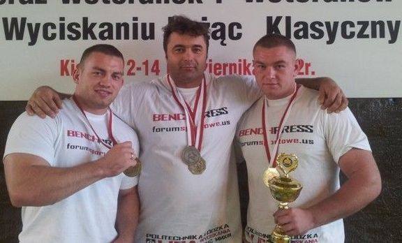 Od lewej Kamil Kanas, trener Marcin Laśkiewicz i Rafał Kanas 