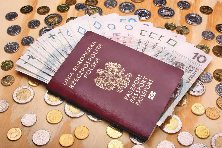 Pieniądze i paszport leżące na stole