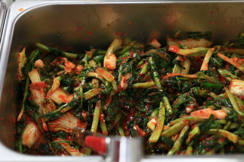 Szybkie kimchi z pokrojonych warzyw można jeść zaraz po przygotowaniu jako sałatkę lub dopiero po ukiszeniu, gdy nabierze kwaskowatego smaku