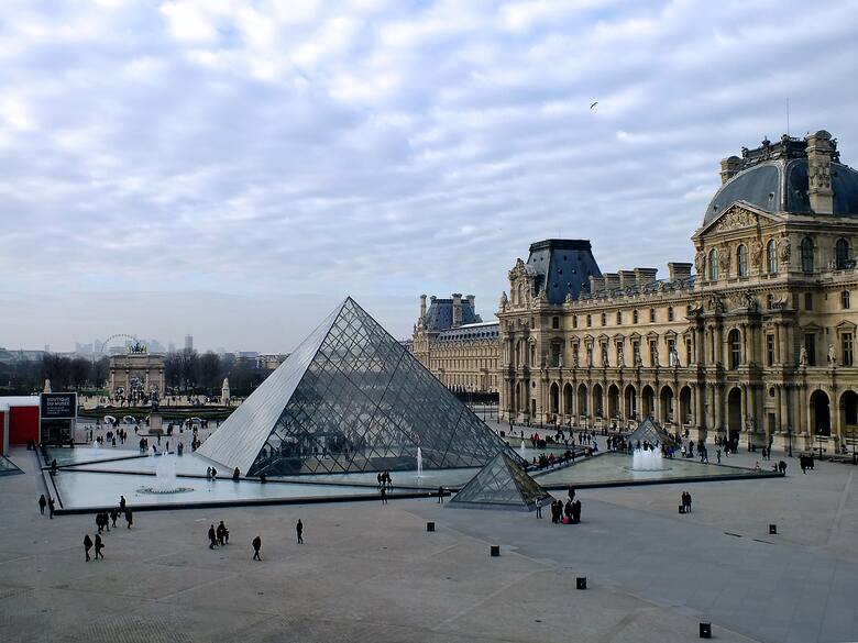 Niektóre muzea Paryża dostępne są za darmo przez cały czas, inne tylko w wybrane dni. Osoby poniżej 26. roku życia mogą zwiedzać nawet najsłynniejsze