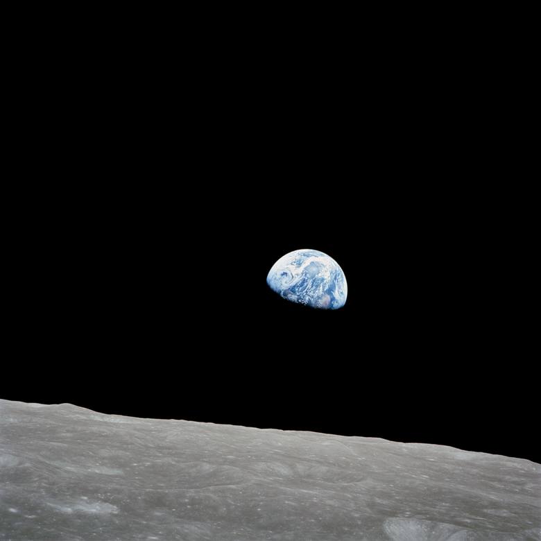 "Wschód Ziemi" nad Księżycem widziany z Apolla 8. Fotografia Williama Andersa, która przeszła do historii