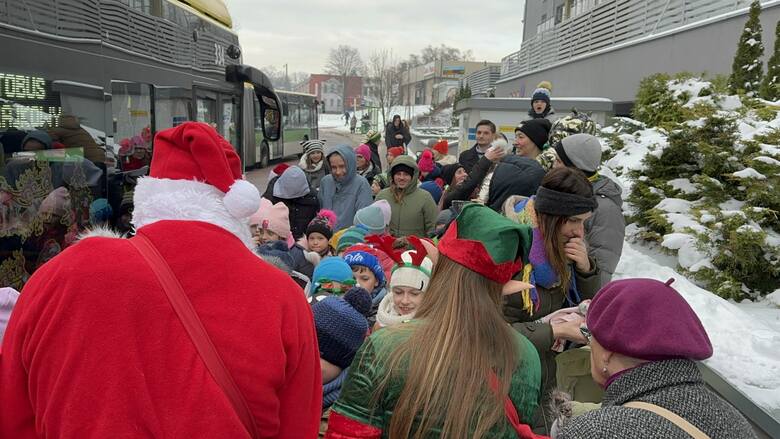 Mikołaje w autobusie miejskim MZK w Zielonej Górze, na przystankach też się wiele działo, były rozmowy, prezenty, a nawet wspólne śpiewanie świątecznych