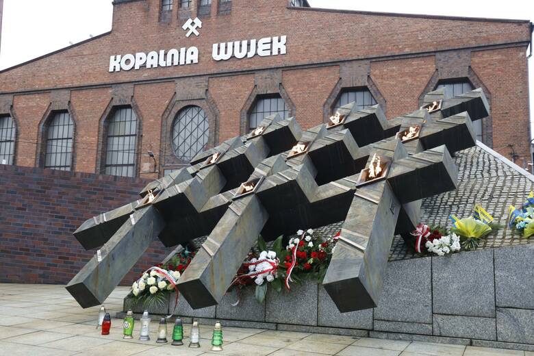 Były premier Mateusz Morawiecki oddał hołd ofiarom pacyfikacji kopalni „Wujek”, przeprowadzonej przez komunistyczne władze 16 grudnia 1981 r.