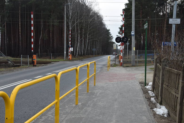 Budowa chodnika, zabezpieczenie łuku barierkami, lampy przy drodze - to nowości, jakie pojawiły się przy drodze prowadzącej do stacji kolejowej Zielona Góra Przylep