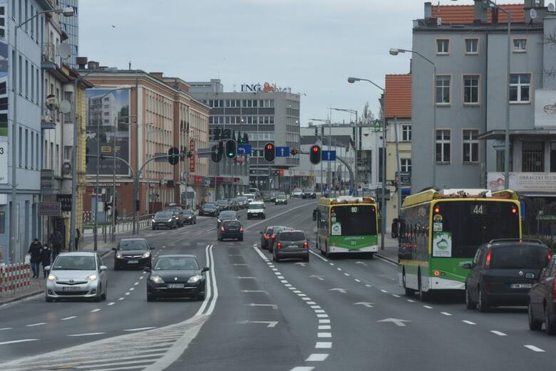 O tym, że przy ul. Bohaterów Westerplatte brakuje zieleni mówi się już od czasu gruntownego remontu, jaki przeszła ta miejska arteria