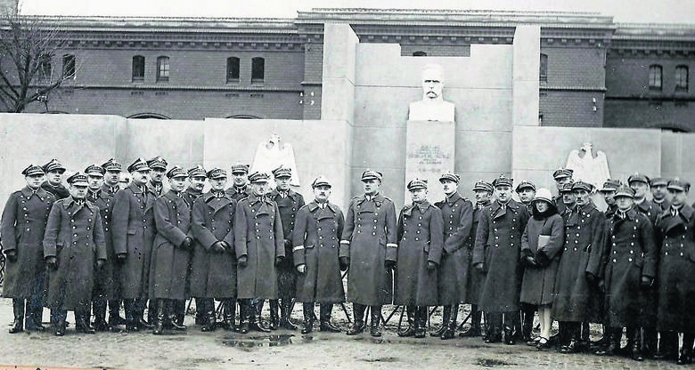 Pożegnanie dowódcy Okręgu Korpusu nr VIII genERAŁA Leona Berbeckiego w listopadzie 1928 roku przed pomnikiem Piłsudskiego na placu św. Katarzyny. Generał został inspektorem armii z siedzibą w Warszawie