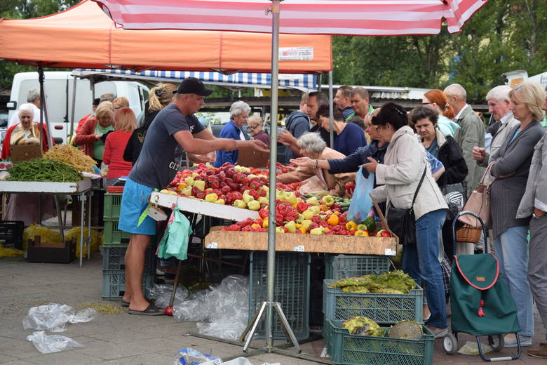 Market kontra targ w Częstochowie. Kupcy narzekają, ale targowisko też ma swoje atuty