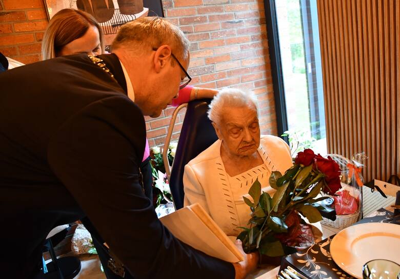 Jubilatce, Marii Jędrzejczak, w dniu jej 100 urodzin życzenia złożył m.in. burmistrz Sulechowa Wojciech Sołtys wraz z kierownikiem Urzędu Stanu Cywilnego