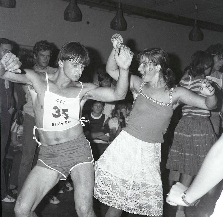 Maratony tańca były szczególnie popularne w Polsce w latach 80. XX wieku. Na Pomorzu moda ta znalazła swoich wielbicieli w Białym Borze