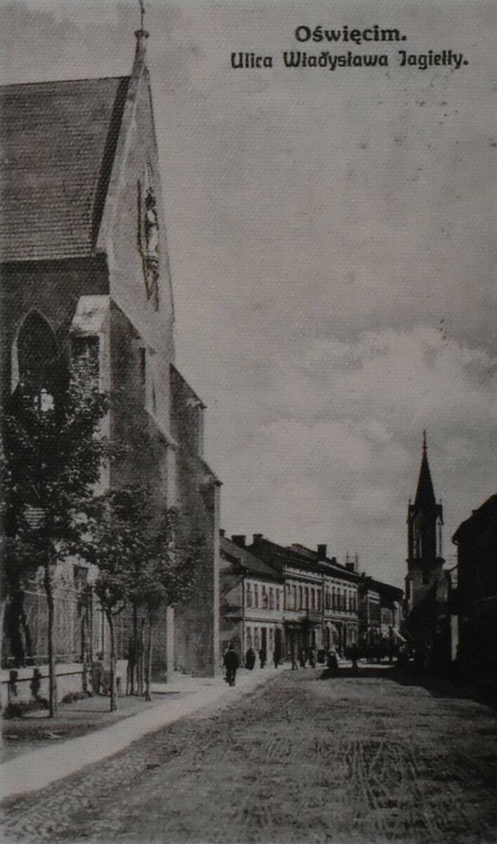 Rok 1915. Odbudowana część kościoła MBWW. W tle kościół parafialny