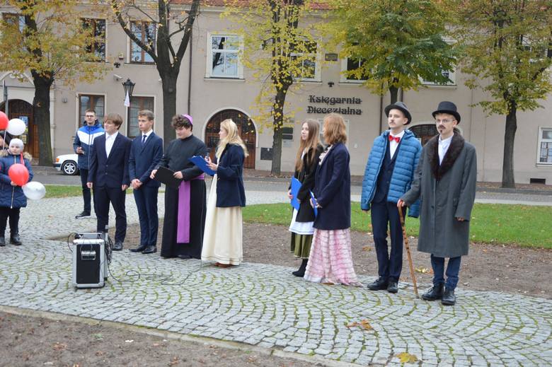 Patriotyczny marsz uczniów szkół pijarskich w Łowiczu [ZDJĘCIA]