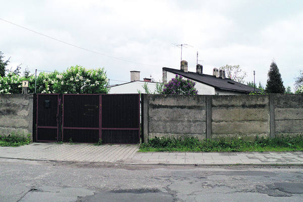 Policjanci musieli sforsować betonowe ogrodzenie, aby pomóc mieszkance posesji przy ul. Barona 7.