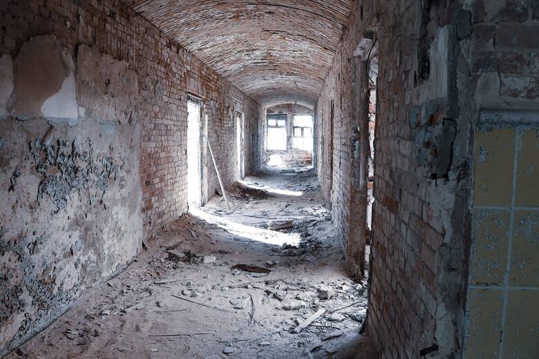 Ciągnące się w nieskończoność korytarze, mroczne podziemia, to elementy charakterystyczne dla tego miasta duchów.