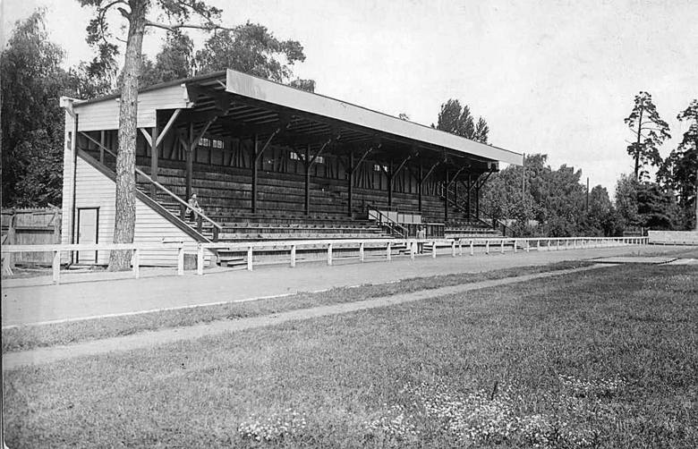 Widok przedwojennego stadionu po wybudowaniu w 1934 roku drewnianej trybuny, która przetrwała aż do początku lat 80. 