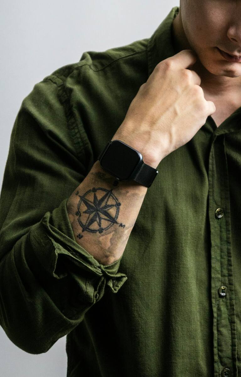 Małe tatuaże męskie na rękę: głęboka symbolika w minimalistycznych liniach