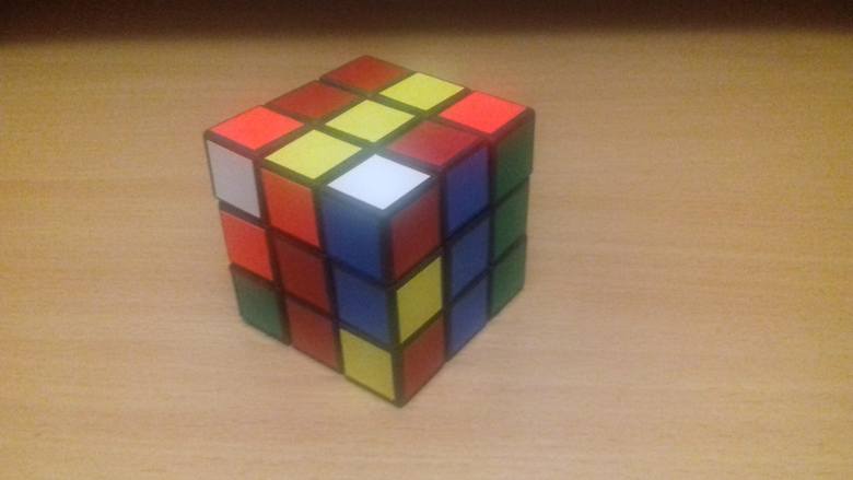 Fot. 3. Dwa kolory na narożniku kostki Rubika muszą zgadzać się z centrami na przylegających ścianach (tutaj: czerwony i niebieski)
